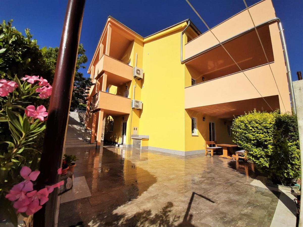 Cozy Apartments With Sea View Novi Vinodolski Luaran gambar