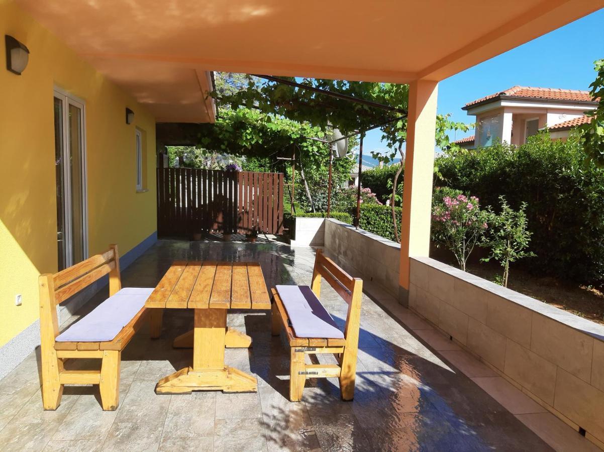 Cozy Apartments With Sea View Novi Vinodolski Luaran gambar