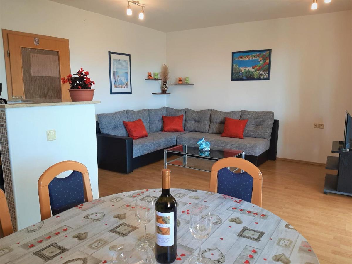 Cozy Apartments With Sea View Novi Vinodolski Luaran gambar