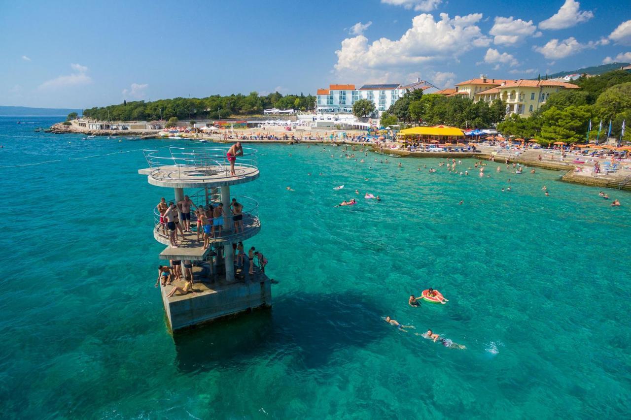 Cozy Apartments With Sea View Novi Vinodolski Luaran gambar